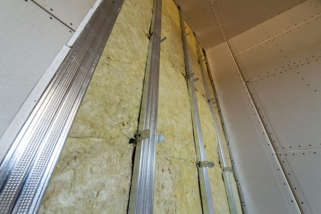 Mur en rénovation avec isolation thermique intérieure en laine de roche